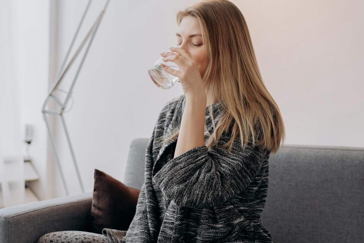 Donna che beve acqua