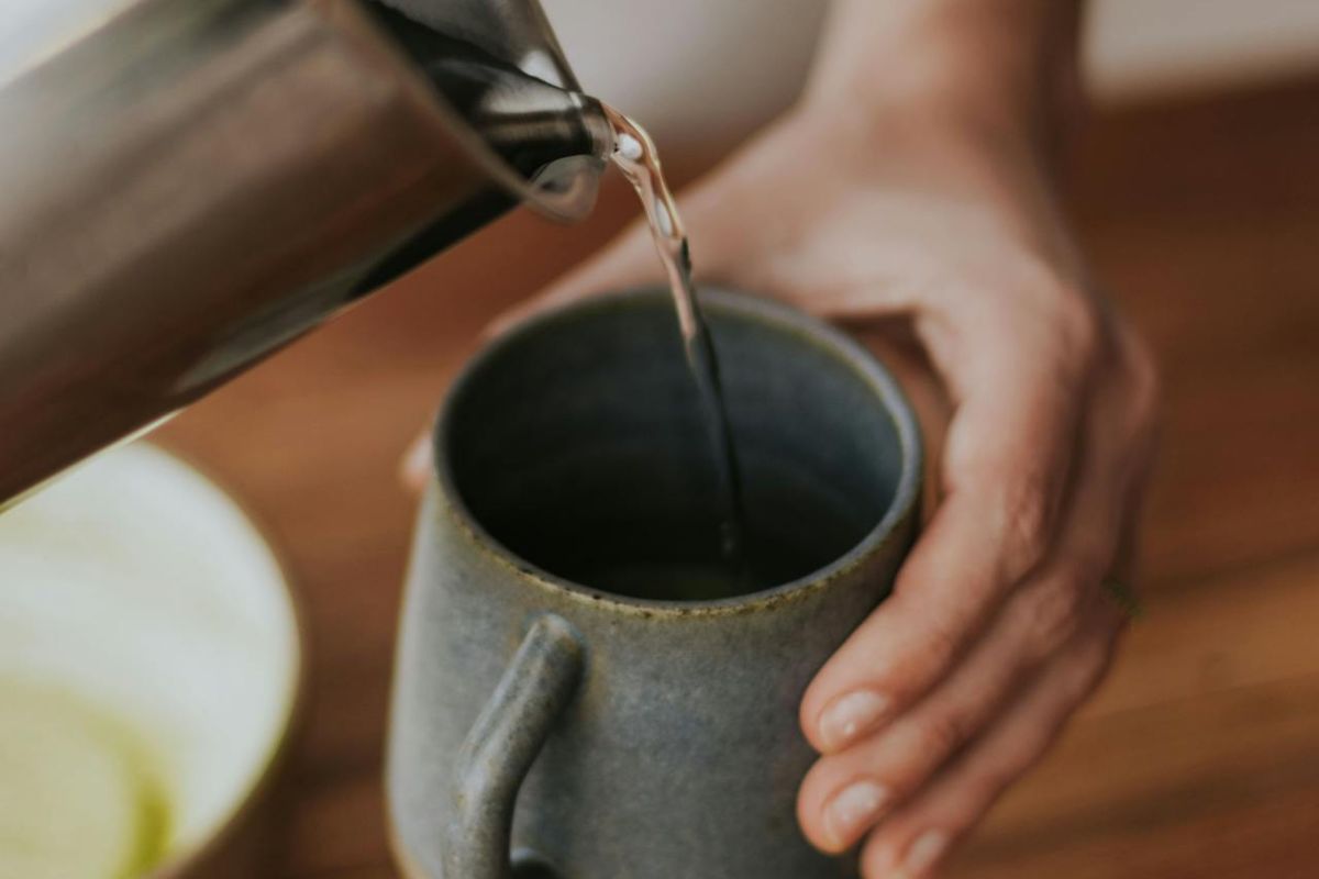 Acqua calda in una tazza