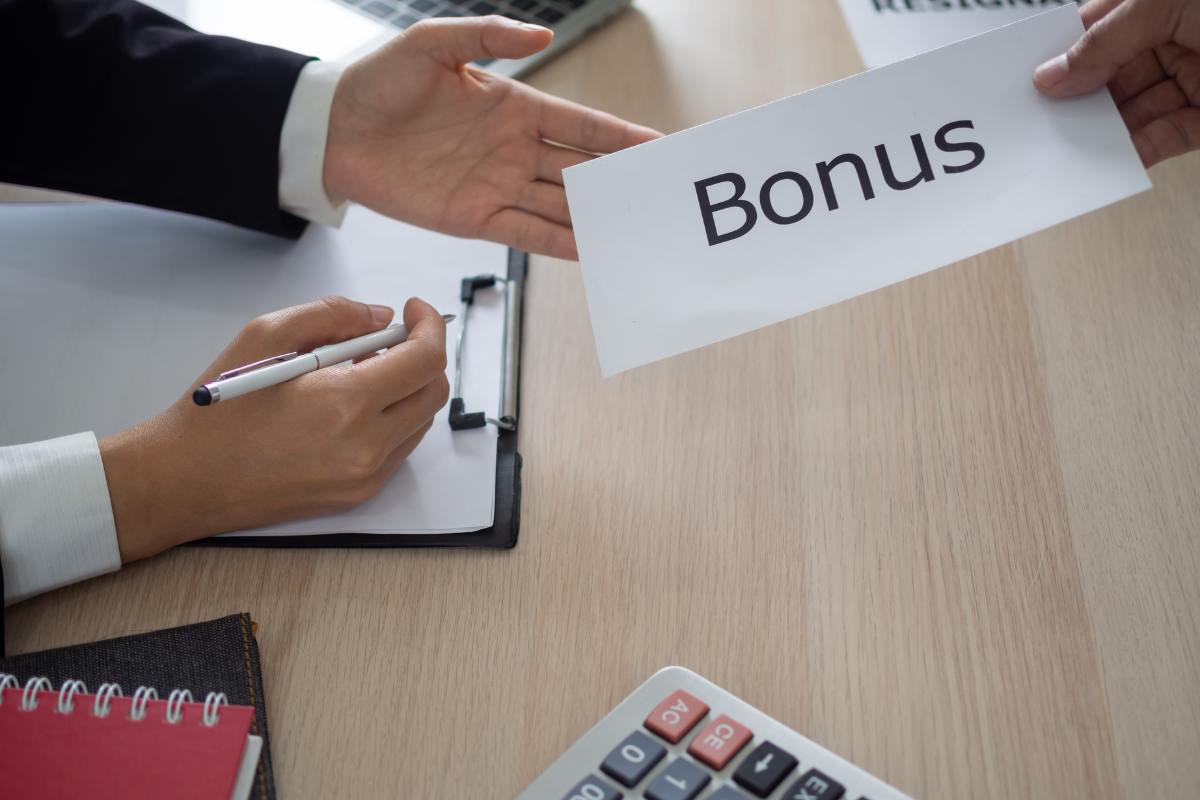 uomo riceve foglio con scritta bonus