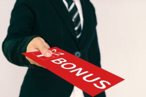 uomo consegna busta bonus