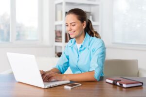 ragazza soddisfatta seduta al pc