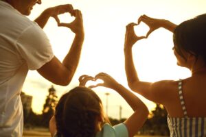 famiglia con dita che formano cuoricini