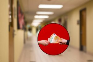 collage corridoio di una scuola e soldi