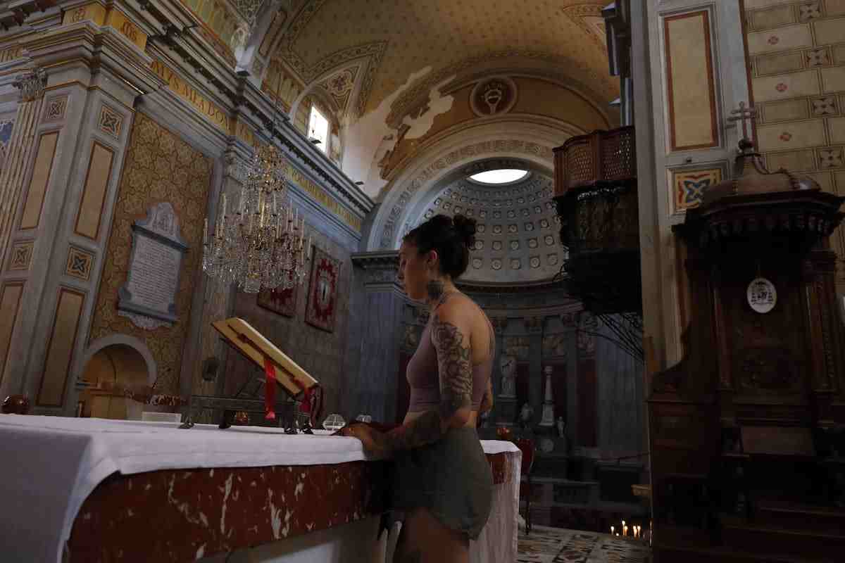 donna in chiesa