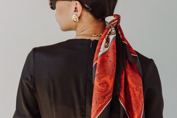 Donna con Foulard