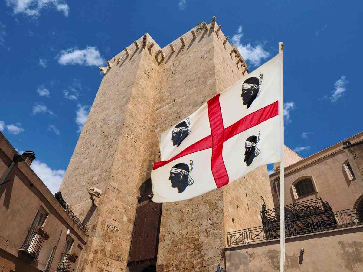 Torri Pisane nello sfondo e bandiera sarda