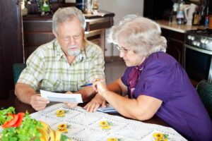 pensionati controllano documento