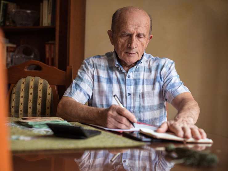 anziano scrive documento