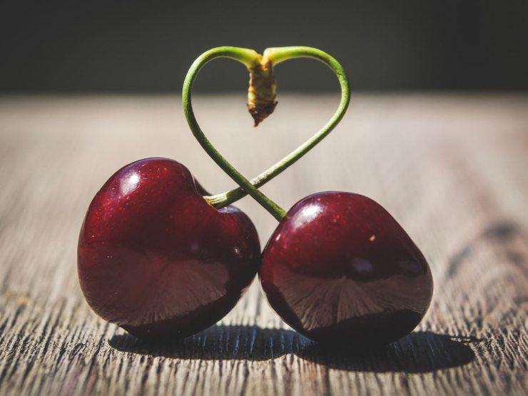 due ciliegie con piccioli che formano un cuore