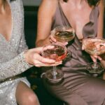 Donne che bevono alcol