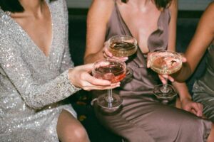 Donne che bevono alcol