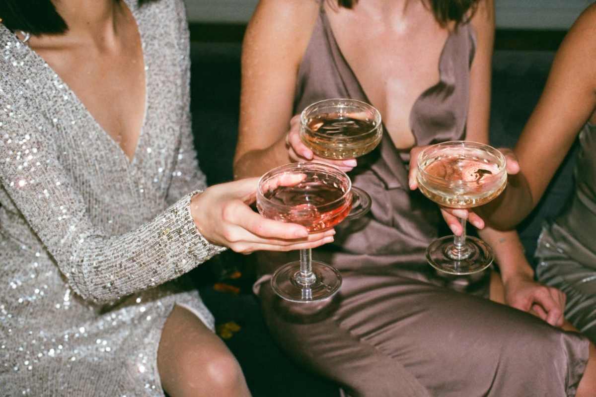 Donne che bevono alcol
