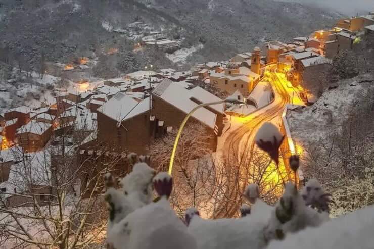 borgo di desulo con case innevate