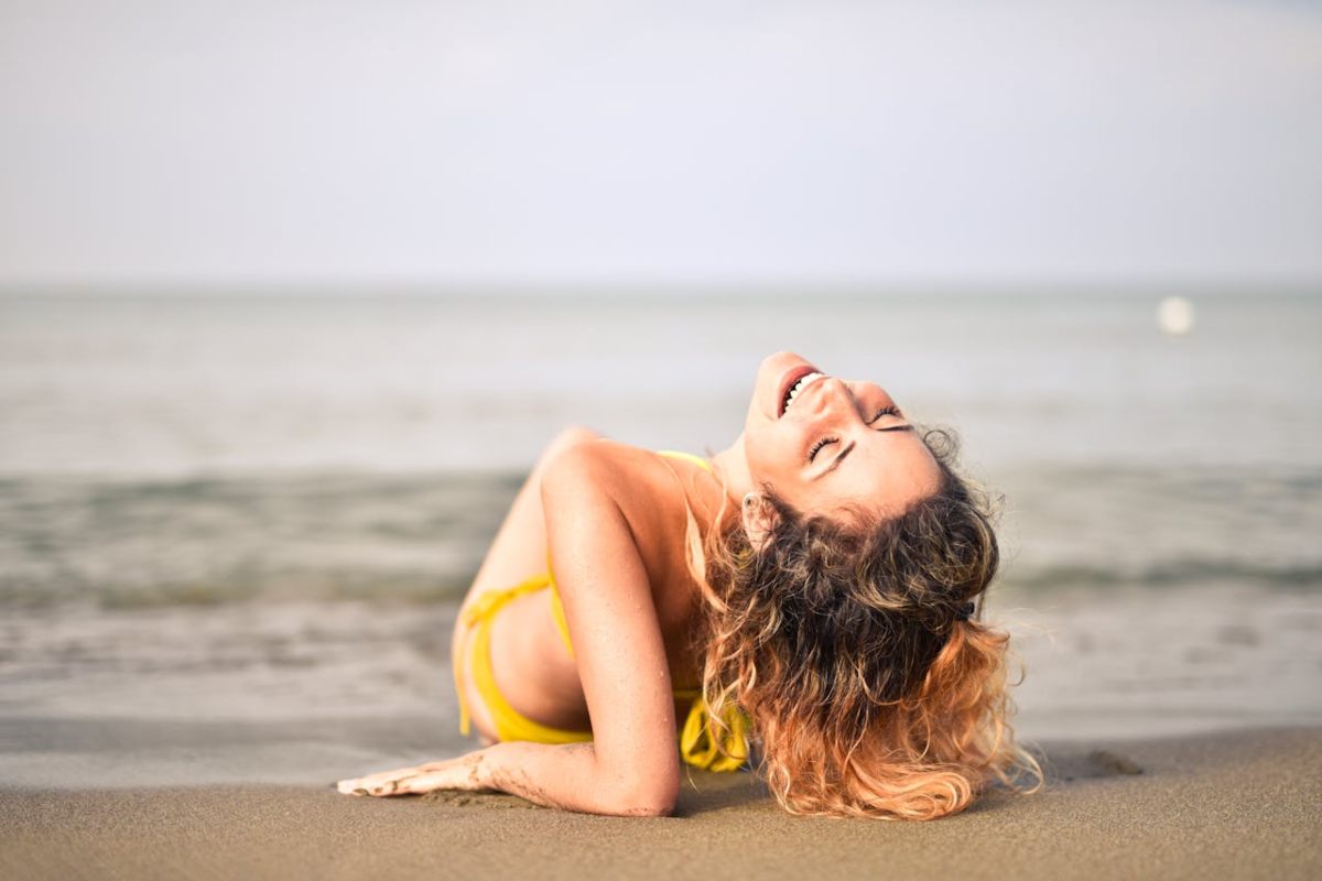 Ragazza che sorride in riva al mare