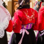 costumi sardi indossati da donne