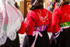 costumi sardi indossati da donne