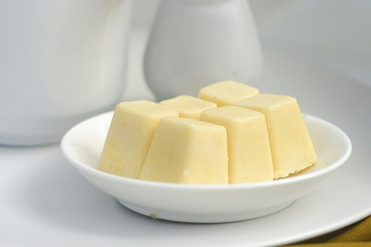 Piatto con pezzi di burro sopra