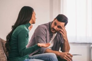 Un uomo e una donna che parlano sul divano