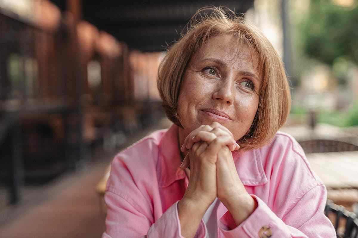 donna di 50 anni pensierosa