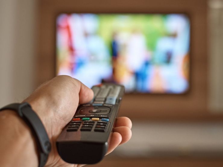 mano che cambia canale in tv