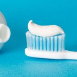 spazzolino da denti e dentifricio