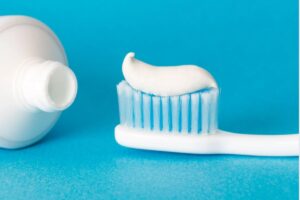 spazzolino da denti e dentifricio