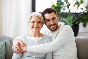 madre e figlio abbracciati