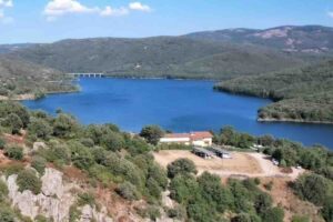 lago e vegetazione vicino Gavoi