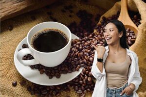 Tazza di caffè, chicchi, donna che indica felice