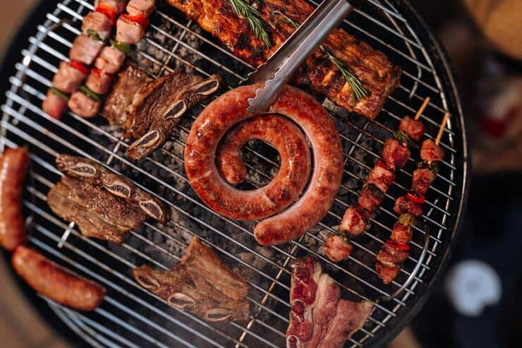 Carne perfettamente cotta su una griglia