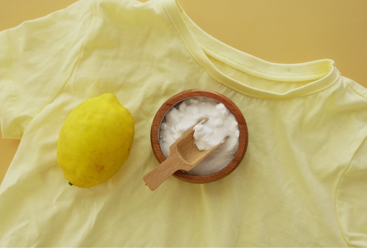 limone e bicarbonato sopra ad una maglietta