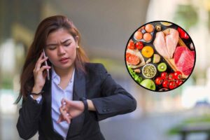 Donna che guarda orologio e cibo
