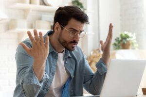 uomo arrabbiato davanti a pc