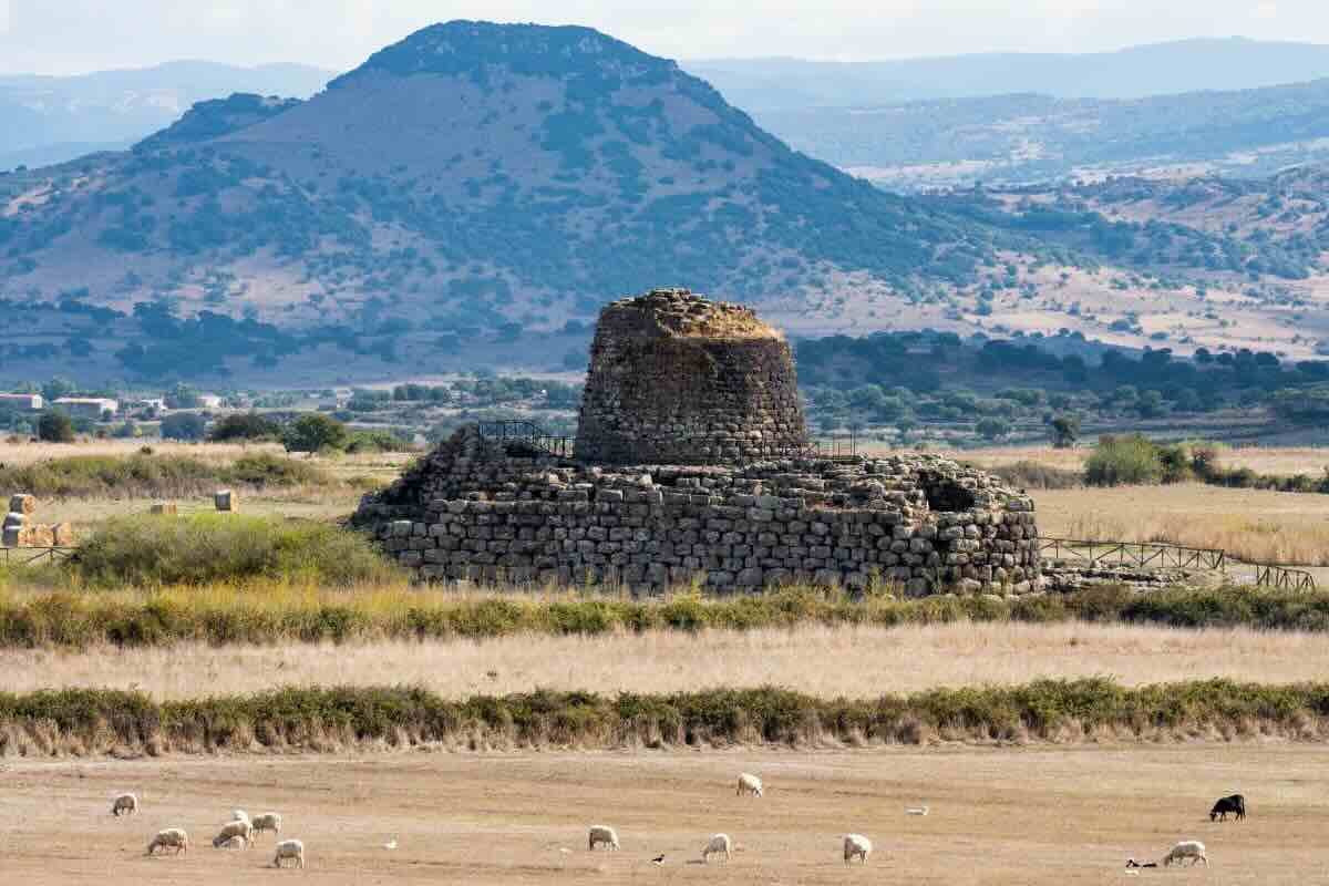 Costruzione megalitica sarda: nuraghi