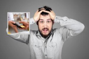 uomo con le mani nei capelli e nel riquadro un bancomat inserito dentro ad un pos