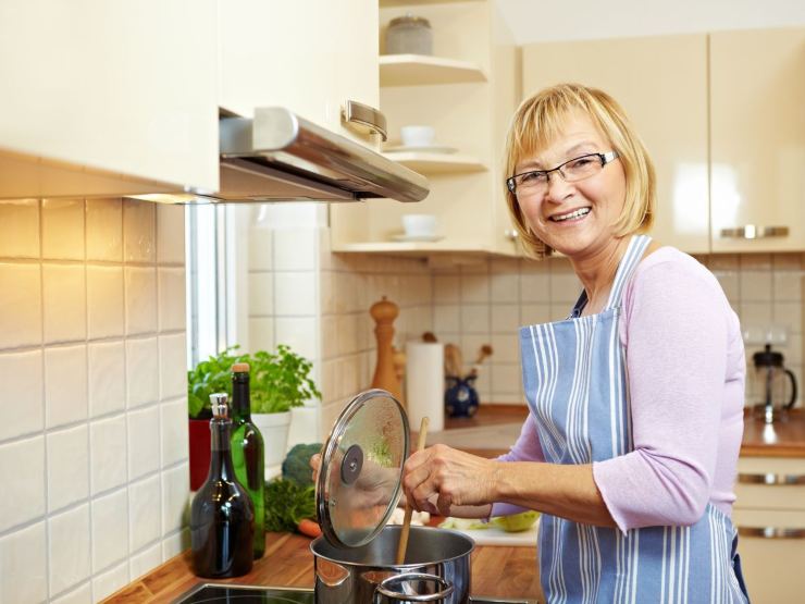 donna che cucina