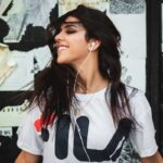Ragazza ascolta musica