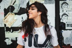 Ragazza ascolta musica