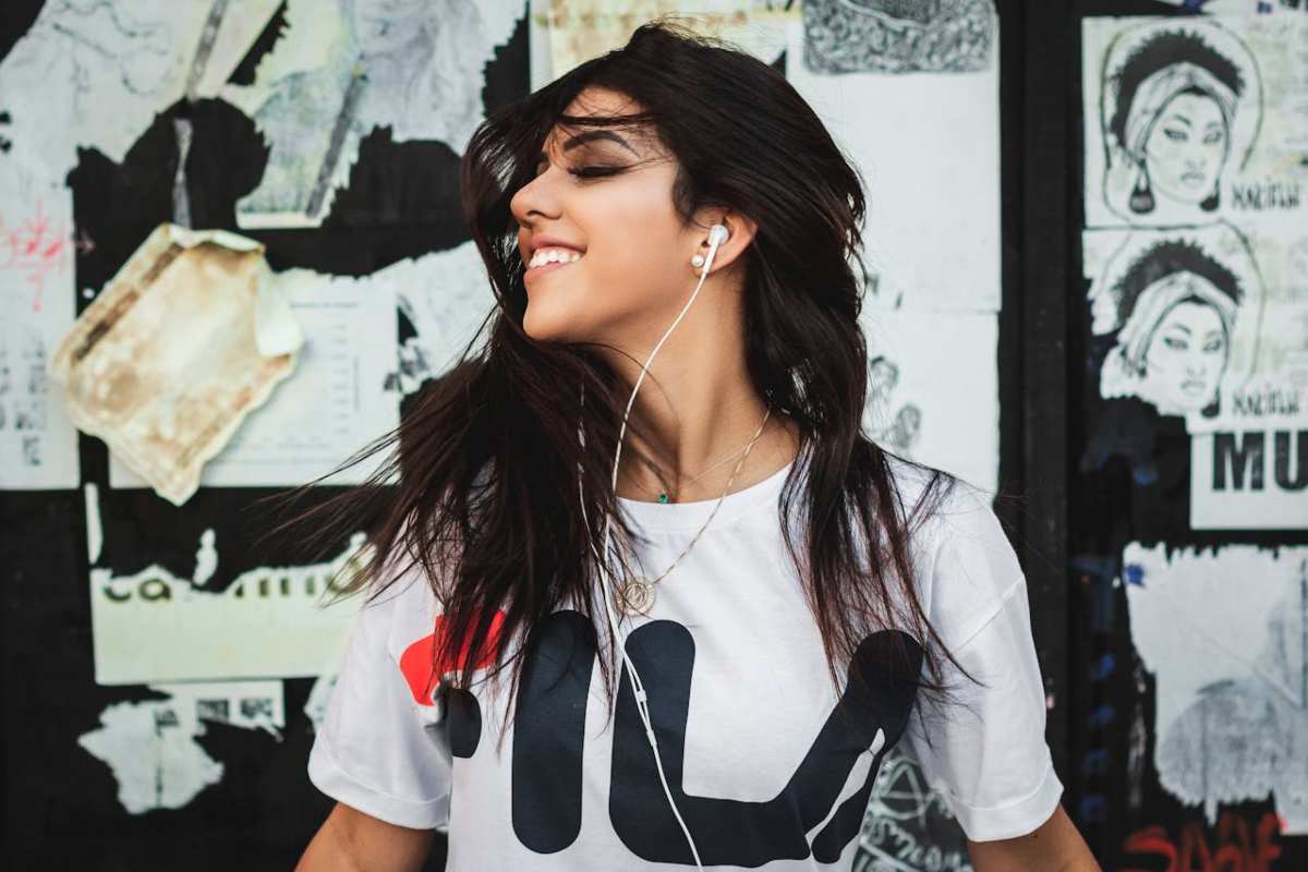 Ragazza ascolta musica