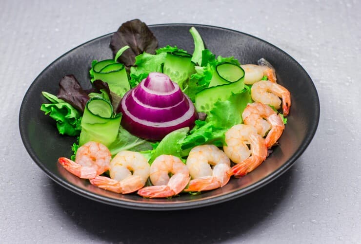 Cipolla cruda in insalata con gamberetti