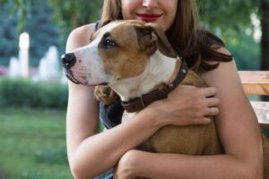 Donna che abbraccia un cane