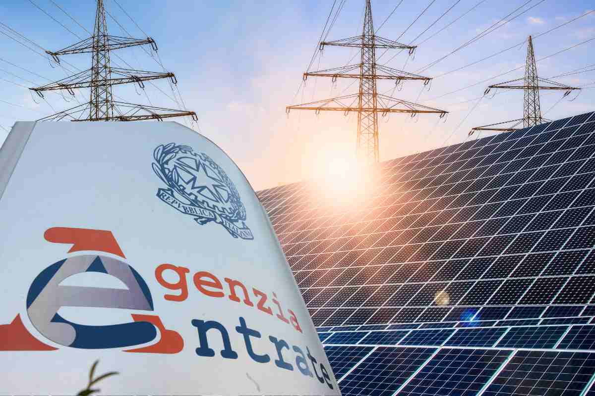 fotovoltaico sul tetto e logo agenzia delle entrate