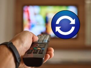 sfondo telecomando in mano che cambia canale e tondo con simbolo aggiornamento