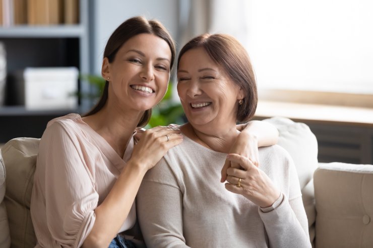 madre e figlia abbracciate