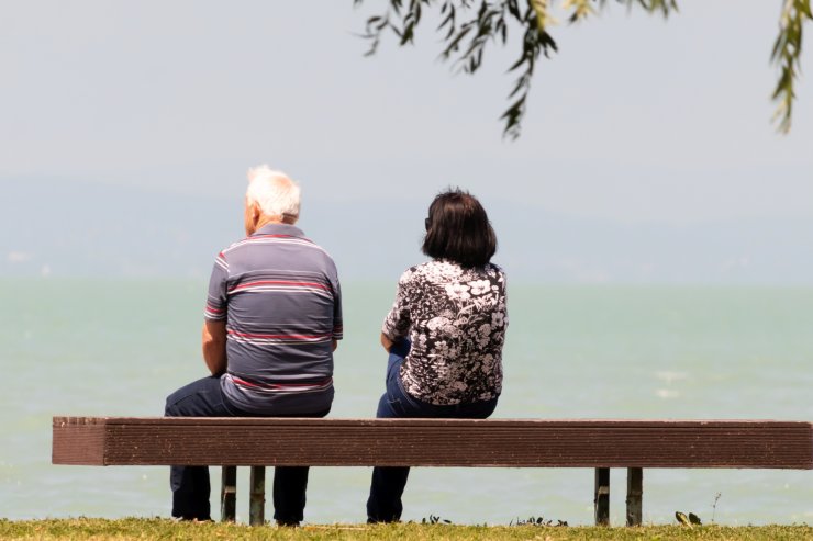pensionati seduti su panchina