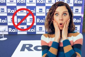 loghi rai sullo sfondo e donna sorpresa