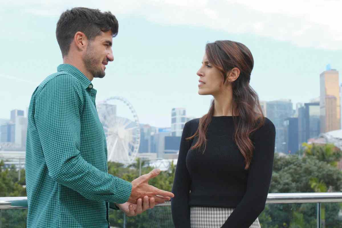 Una donna e un uomo che parlano