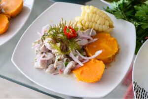 piatto di ceviche peruviano
