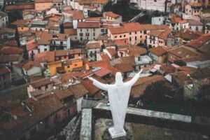 vista dall'alto di santu lussurgiu e statua del cristo
