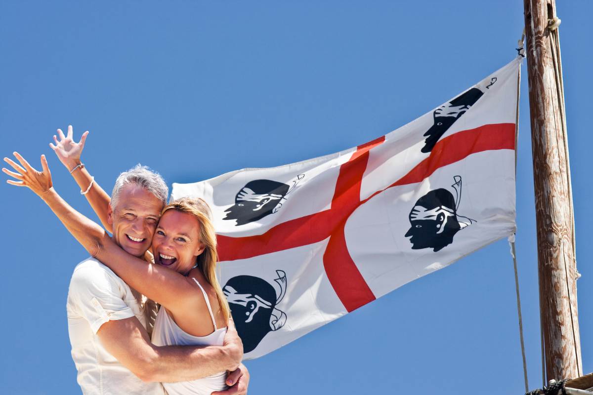 bandiera sardegna e coppia felice abbracciata